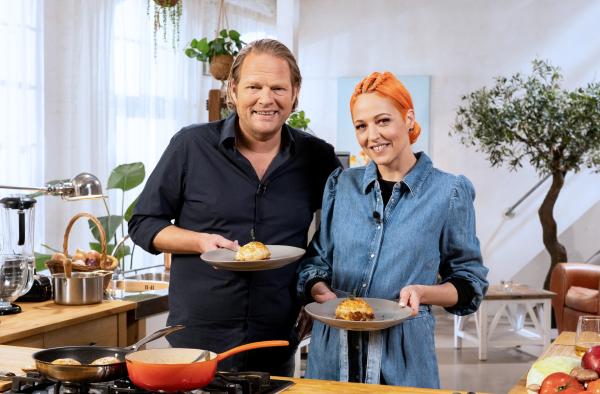 Bild 1 von 1: Meta Hiltebrand mit einer Sauerkraut-Praline und Schalottensoße. Weiteres Bildmaterial finden Sie unter www.br-foto.de.