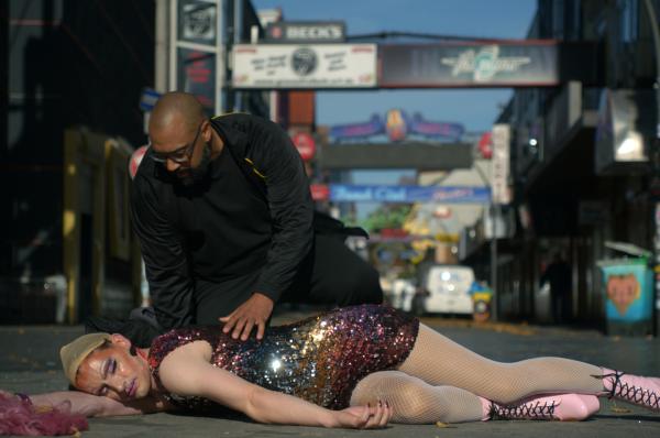 Bild 1 von 5: Dr. Evans (Tino Führer, h.) findet die Drag Queen \