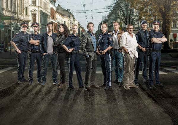 Bild 1 von 2: von l. nach r.: Martin Leutgeb (Bezirksinspektor Mathias Hofer), David Miesmer (Florian Fehenberger, Dienstführender Inspektor ), Fahri Yardim (Altan Uslu, Abteilungsiinspektor Kripo), Claudia Kottal (Bezirksinspektorin Leila Mikulov), Cornelia Ivancan (Inspektor Tina Zauner), Johannes Zeiler (Kripo Kommandant Andreas Bergfeld), Kristina Bangert (Chefinspektor, PI-Kommandantin Helga Rauper), Serge Falck (Chefinspektor Lukas Mosbacher), Martin Zauner (Wilmer Eberts, Gruppeninspektor Kripo), Michael Steinocher (Sylvester Thaler, Inspektor), Holger Schober (Abteilungsinspektor Roman Mohacsi)