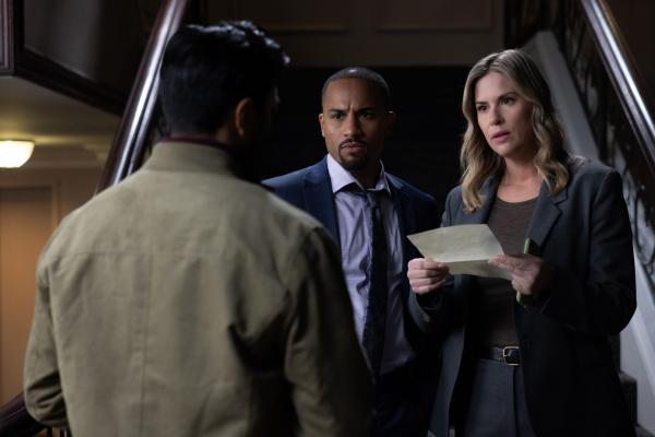 Bild 1 von 6: Detective Simmons (Michael Xavier, M.); Detective Yates (Amy Goodmurphy, r.)