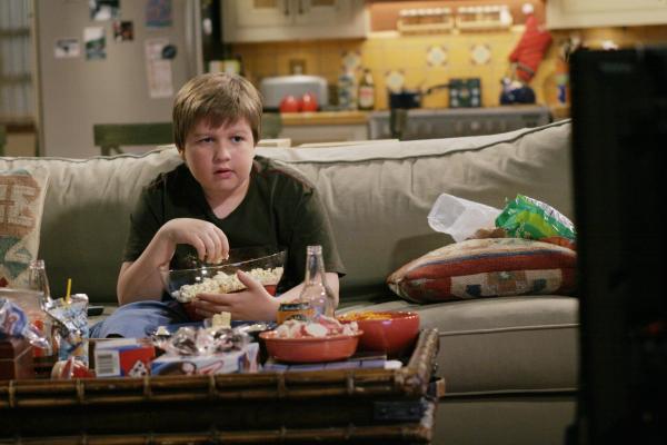 Bild 1 von 12: Macht sich einen gemütlichen Abend: Jake (Angus T. Jones) ...