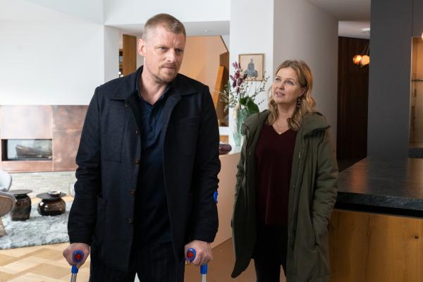 Bild 1 von 8: Vera Lanz (Katharina Böhm, r.) erzählt dem Ehepaar Hellmann, dass sie von der Erpressung sowie der Affäre zwischen der Prostituierten und Clark Hellmann (Martin Gruber) wisse. Dass ihr Ehemann sie jedoch mehrere Jahre mit der Prostituierten Anja Wertling betrog, wusste Sabine Hellmann bis dato nicht.