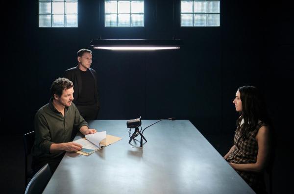 Bild 1 von 27: Im Bild: Thorsten Lannert (Richy Müller) und Sebastian Bootz (Felix Klare) vernehmen Pony Hübner (Kim Riedle), weil der Verdacht aufgekommen ist, dass sie mehr weiß als sie sagt.