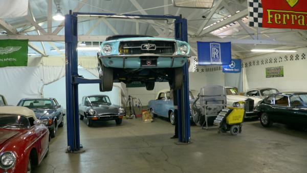 Bild 1 von 3: Ein alter Ford Mustang in der Werkstatt.