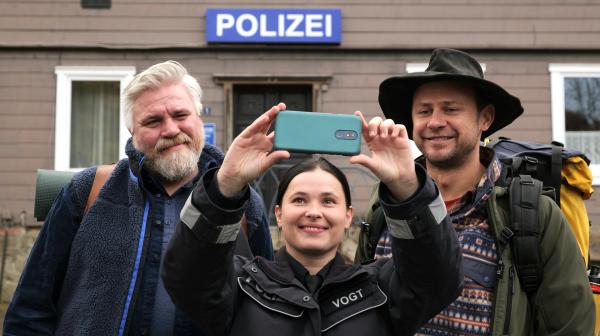 Bild 1 von 2: Mette (Anna Fischer) hat Frank (Aljoscha Stadelmann, li.) zum Geburtstag ein Survivalwochenende mit Heiner (Moritz Führmann, re.) geschenkt hat und macht zum Abschied ein Selfie.
