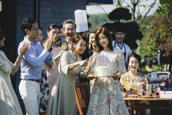 Bild 1 von 8: Im Bild: Ki-jung (Park So Dam, re.) ist sehr beliebt in der Familie Park (Lee Sun Kyun, Cho Yeo Jeong).