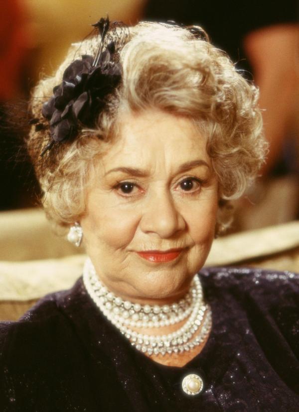 Bild 1 von 19: Um die milliardenschwere Mrs. Arness (Joan Plowright) als Klientin zu gewinnen, lädt Peter sie zu einen familiären Dinner nach Hause ein. Unglücklicherweise beschließt Charlene, der Dame die Hintergründe ihres Reichtums auszuzeigen: Sie stimmt lautstark einen bekannten Sklavensong an ...