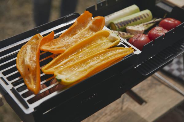 Bild 1 von 4: Gemüse brutzelt auf dem Picknick-Grill.