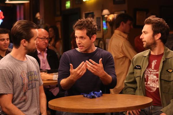 Bild 1 von 8: (v.l.n.r.) Mac (Rob McElhenney); Dennis Reynolds (Glenn Howerton); Charlie Kelly (Charlie Day)