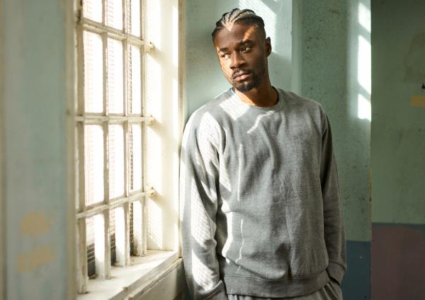 Bild 1 von 5: Malaki (Charles Babalola) ist im Gefängnis gelandet und muss sein Drogen-Geschäft anderen überlassen.