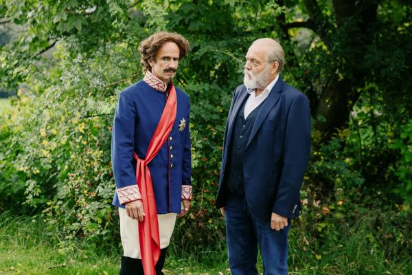 Bild 1 von 7: Richard Voss (Jan-Gregor Kremp, r.) will herausfinden, ob die Rivalität zwischen Robert Obermüller (Felix Hellmann, l.) und dem getöteten Ralf Kirzinger auf ein Mordmotiv schließen lässt.