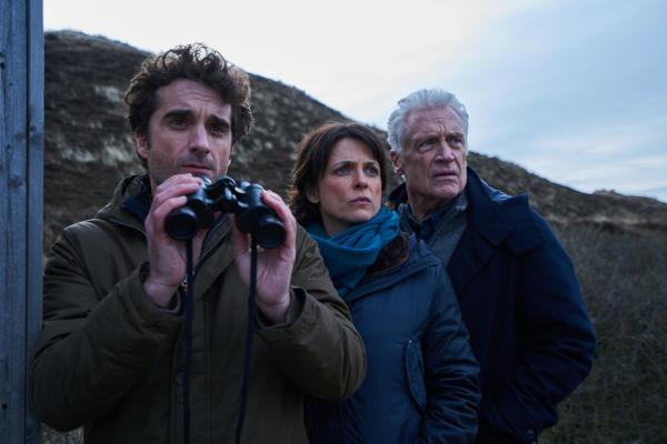 Bild 1 von 13: Die Kommissare Hinnerk Feldmann (Oliver Wnuk, l.), Ina Behrendsen (Julia Brendler, M.) und Theo Clüver (Robert Atzorn, r.) beobachten Paul Potter und seinen Sohn.