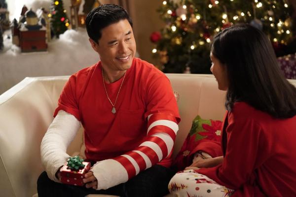Bild 1 von 11: Louis Huang (Randall Park, l.); Jessica Huang (Constance Wu, r.)
