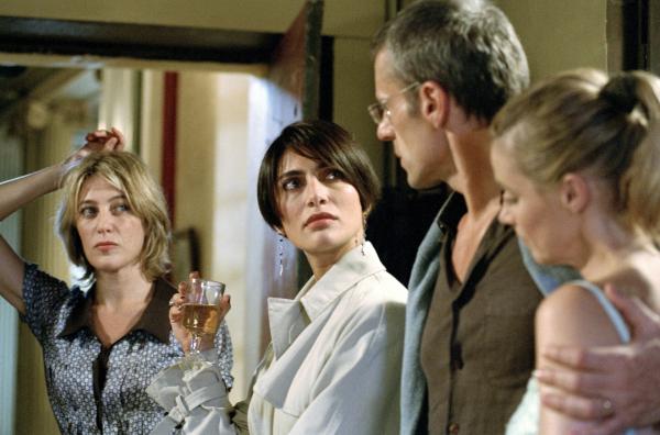 Bild 1 von 4: Pierre (Lambert Wilson, 2.v.r.) ist mit seinen beiden Geliebten Esther (Valeria Bruni-Tedeschi, li.) und Lea (Caterina Murino, 2.v.l.) sowie seiner Ehefrau Claire (Anne Consigny, re.) unter einem Dach vereint ? was zu Problemen führt.