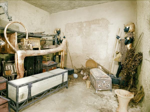 Bild 1 von 15: Die Vorkammer der Grabanlage von Tutanchamun. So hat der Entdecker Howard Carter die Vorkammer vorgefunden.