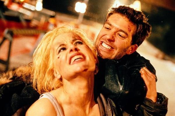 Bild 1 von 8: Nach einem schweren Autounfall beginnt sich bei Charly (Geena Davis, l.) der Nebel des Vergessens langsam zu lüften, und sie erinnert sich langsam an ihre Vergangenheit. Prompt heften sich brutale Killer an ihre Fersen, die sie beseitigen wollen ...