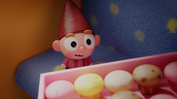 Bild 1 von 3: Im Schulbus darf der hungrige Wichtel Bob einen Blick auf die Geburtstagsmuffins werfen - da werden seine Wichtelaugen ganz groß!