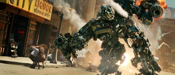 Bild 1 von 13: Transformer sind fühlende, denkende Maschinenwesen, die sich als Autos, Panzer oder Flugzeuge tarnen können. Auf der Suche nach dem Energon Cube, dem Schlüssel zur Alleinherrschaft, fallen die grausamen Transformer über die Erde her ...
