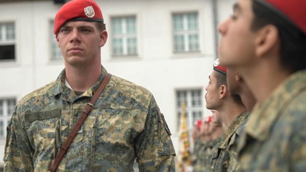 Bild 1 von 12: Im Bild: Parade Ausbilder rotes Barett.