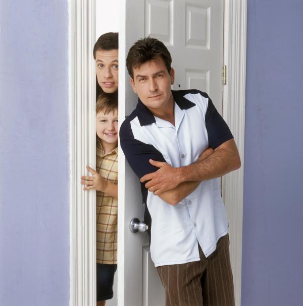 Bild 1 von 6: (1. Staffel) - Charlie (Charlie Sheen, r.) ist ein recht wohlhabender Junggeselle mit einem Haus am Strand und einem Jaguar in der Garage. Nachdem sich sein Bruder Alan (Jon Cryer, oben l.) hat scheiden lassen, zieht er mit seinem Sohn Jake (August T. Jones, unten l.) bei Onkel Charlie ein. Das Chaos beginnt ...