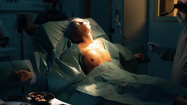 Bild 1 von 3: Selina (M. Elli Rhiannon Müller Osborne) unterzieht sich einer Brustvergrößerung in der Türkei. Dabei verläuft die Operation nicht einwandfrei.