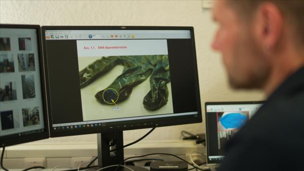 Bild 1 von 5: Die Täter haben ihre Handschuhe und das benutzte Werkzeug in einer Fritteuse des Schnellrestaurants entsorgt. Wird Kriminaltechniker Martin Schweer trotz der enormen Hitze des Frittierfetts hieran noch Spuren finden können?