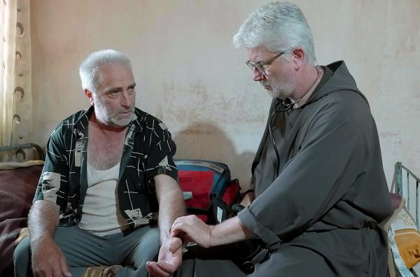 Bild 1 von 3: Kapuzinerbruder Jeremias ist gelernter Krankenpfleger. Er macht auch Hausbesuche in den albanischen Bergen. Hier misst er bei Familienvater Gjelosh Sadrija den Blutdruck.
