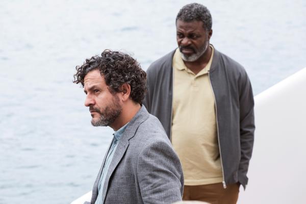 Bild 1 von 10: Inspector Castells (Isak Férriz, l.) zeigt Colin Sutherland (Danny Sapani) im Hafen von Barcelona die Yacht, auf der Colins Sohn Jay kurz vor seinem Tod als Barmanager gearbeitet hat.