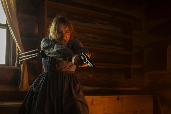 Bild 1 von 3: Audrey Tate (Déborah François) muss sich gegen einen Handlanger von \