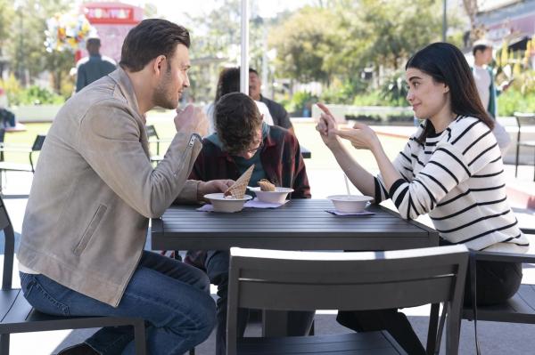 Bild 1 von 9: (v.l.n.r.) Eddie Diaz (Ryan Guzman); Christopher Diaz (Gavin McHugh); Marisol (Edy Ganem)