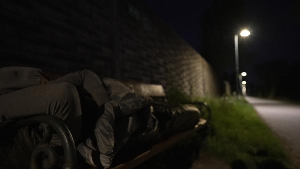 Bild 1 von 9: Der Obdachlose Ference Z. ist vollkommen schutzlos, als er im Sommer 2023 von einem Unbekannten angegriffen wird.