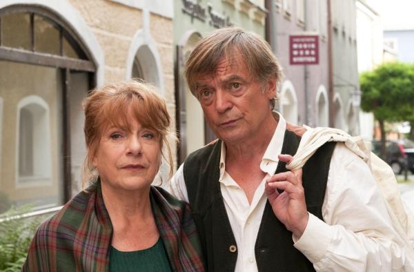 Bild 1 von 1: Im Bild: Hannelore Hoger (Luise), Dietmar Mues (Helmut).