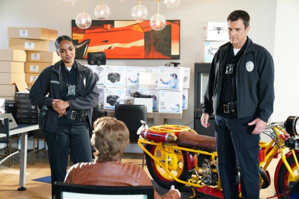 Bild 1 von 2: Officer Nolans (Nathan Fillion, r.) Identität wurde gestohlen und mit seinem Geld Mengen an Luxusartikeln gekauft, doch Nyla Harper (Mekia Cox, l.) und er konnten den Täter durch dessen Smartwatch orten.