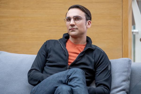 Bild 1 von 3: Die Ermittlung führt zu Aaron Peel (Henry Lloyd-Hughes), den CEO eines Online-Datenzentrums. Weiß er möglicherweise etwas, dass die Ermittler nicht wissen?