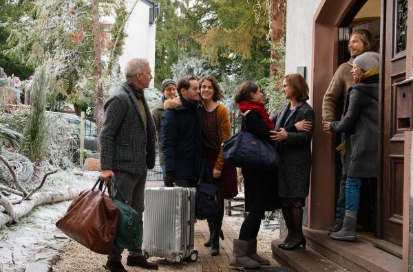 Bild 1 von 24: Im Bild: Die Schwebes feiern zusammen Weihnachten: Vater Birger Schwebe (Hans-Uwe Bauer), Schwiegersohn Jon (Helgi Schmid), Sohn Benjamin (Patrick Güldenberg), Tochter Pauline (Anne Schäfer), Mutter Wanda (Lena Stolze), Tochter Caro (Jasmin Schwiers) und Gast Daniel (Sebastian Ströbel).