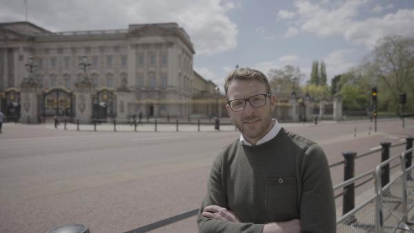Bild 1 von 4: Presenter JJ Chalmers vor dem Buckingham-Palast, Residenz der britischen Königsfamilie seit der zweiten Hälfte des 18. Jahrhunderts.