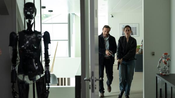 Bild 1 von 5: Samuel Leroy (Patrick Ridremont) und Billie Vebber (Constance Gay) sind ein gutes und eingespieltes Team. Bei einer Durchsuchung finden sie ein durchwühltes Büro. Jemand scheint vor ihnen da gewesen zu sein.