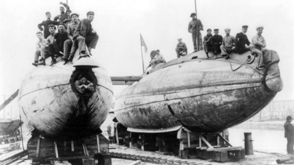 Bild 1 von 3: Frühe Entwürfe - amerikanische U-Boote von 1905 im Trockendock.