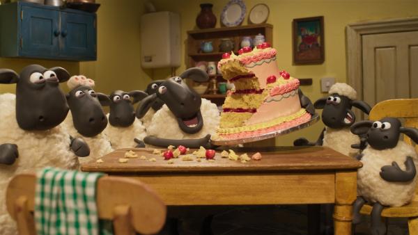 Bild 1 von 6: Die Schafe feiern den Geburtstag des  Farmers und kosten von seiner Torte.