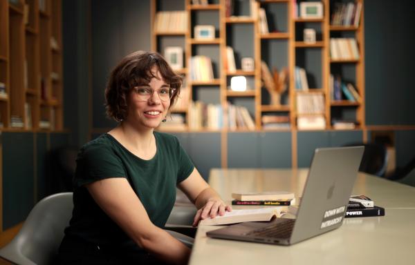 Bild 1 von 3: Dr. Ann-Kathrin Rothermel ist Politikwissenschaftlerin und forscht zu Radikalisierung und Gewalt.