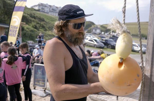 Bild 1 von 4: Nick Thorne unterrichtet in den North Devon Combes das Wellenreiten und ist ein lokaler Held im Langstreckenschwimmen.
