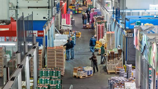 Bild 1 von 2: den riesigen Hallen des Großmarktes wird nicht nur gefeilscht: Unter den über 2.000 Mitarbeitern finden sich beispielsweise auch Lagermeister und Marktpolizisten.