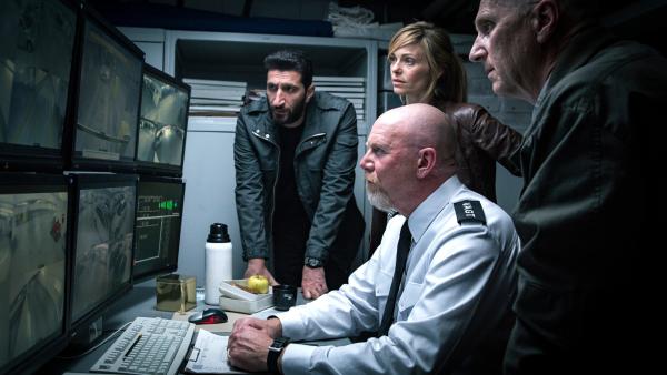 Bild 1 von 15: Assad (Fares Fares, l.) und Lisa (Signe Anastassia Mannov, M.) verfolgen die Lösegeldübergabe mit ihren Kollegen (Darsteller unbekannt) am Monitor.