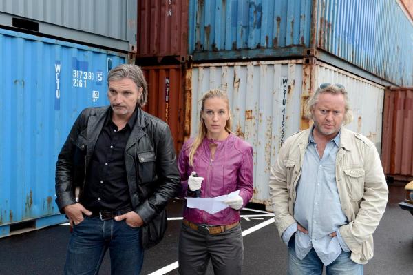 Bild 1 von 31: Im Bild (v.li.): Stefan Jürgens (Carl Ribarski), Lilian Klebow (Penny Lanz), Gregor Seberg (Helmuth Nowak).