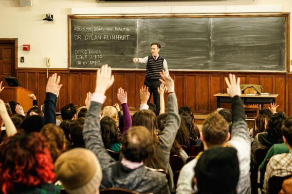 Bild 1 von 21: Der erfolgreiche Autor und ehemalige CIA-Agent Dr. Dylan Reinhart (Alan Cumming) gibt Kurse über psychopathisches Verhalten an der Universität. Mit seinem Wissen kann er nicht nur den Studenten behilflich sein ...