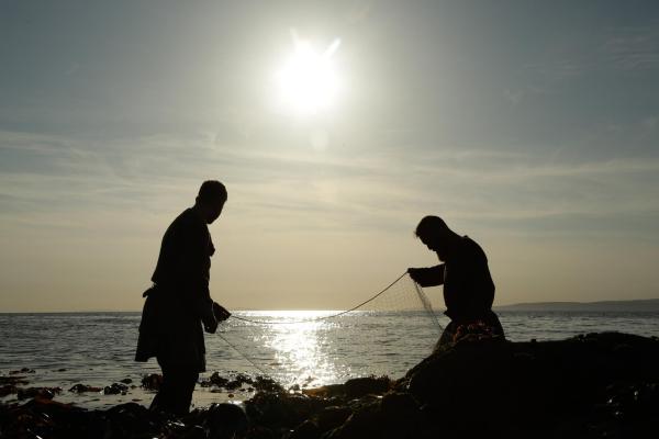 Bild 1 von 28: Im Bild: Reenactors Wikinger bereiten ihr Fischernetz vor.