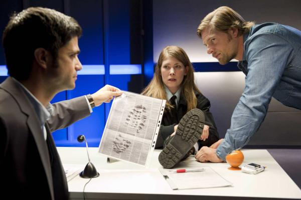 Bild 1 von 82: Mit Hilfe eines Schuhabdrucks gelingt es Mick (Henning Baum, r.) und Andreas (Maximilian Grill, l.), Karin Holz (Sonja Baum, M.) unter Druck zu setzen. Aber unglücklicherweise nicht lang genug ...