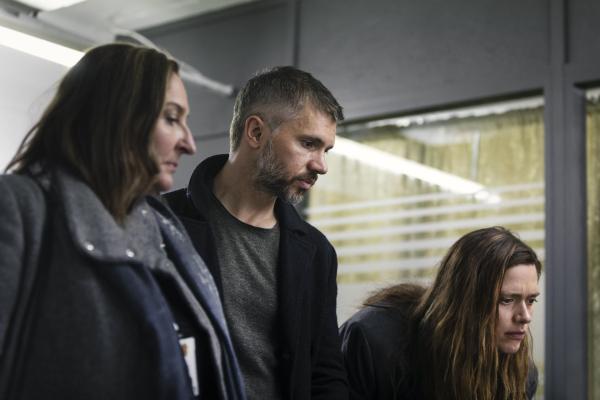 Bild 1 von 9: (v.l.n.r.) Wenche (Ragnhild Gudbrandsen); Lars Haaland (Nicolai Cleve Broch); Alfhildr Enginsdottir (Krista Kosonen)