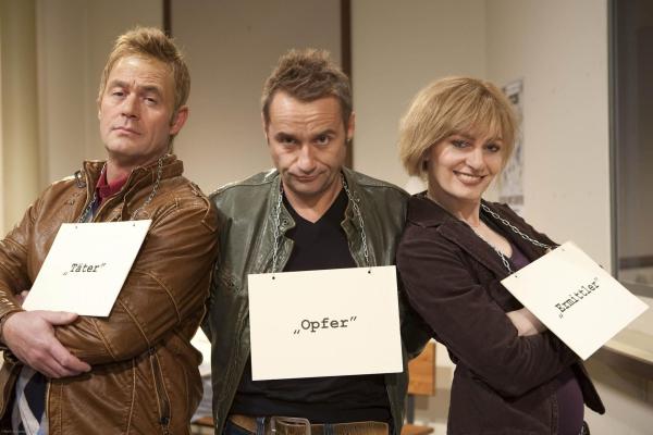 Bild 1 von 10: (4. Staffel) - Niedrig & Kuhnt: Bernie Kuhnt (Michael Müller, l.), Bernie Kuhnt (Bernhard Kuhnt, M.) und Conny Niedrig (Martina Hill, r.)