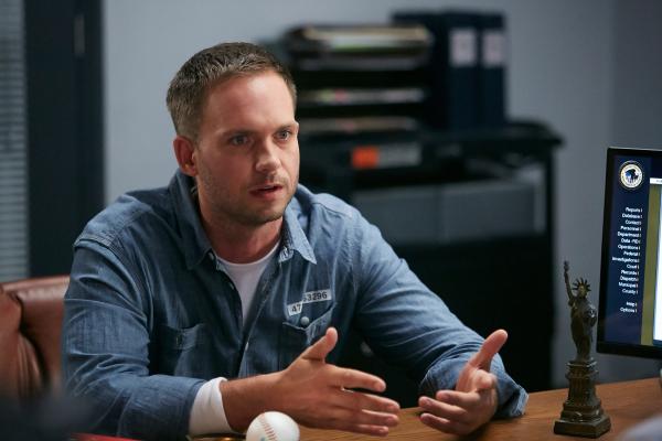 Bild 1 von 2: Mike (Patrick J. Adams) setzt alles daran, das Vertrauen eines anderen Gefängnisinsassen zu gewinnen und so an wichtige Informationen zu gelangen. Er weiß, nur so kann sein Plan für seine frühzeitige Entlassung gelingen.